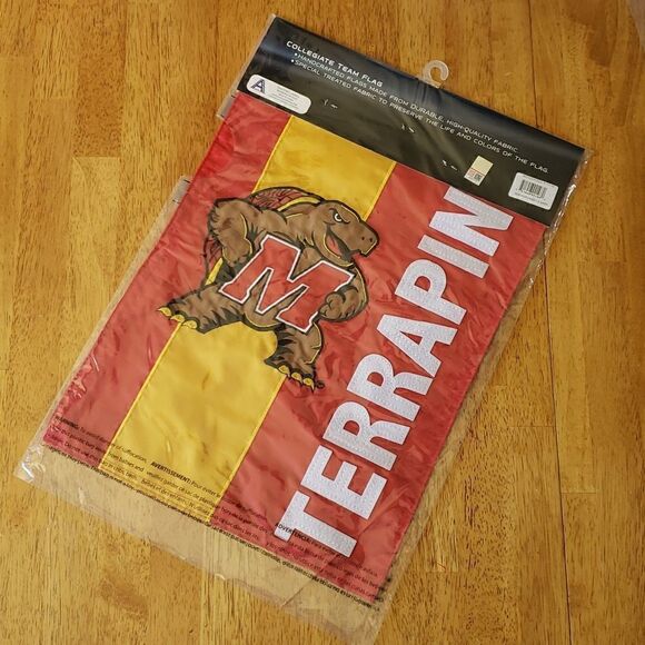 𝅺Maryland Terrapin Collegiate Team Flag New In Packaging University College Swa - Picture 2 of 6